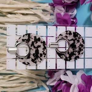 Paparazzi Hoop there it is! So cute, black & white. New on card.